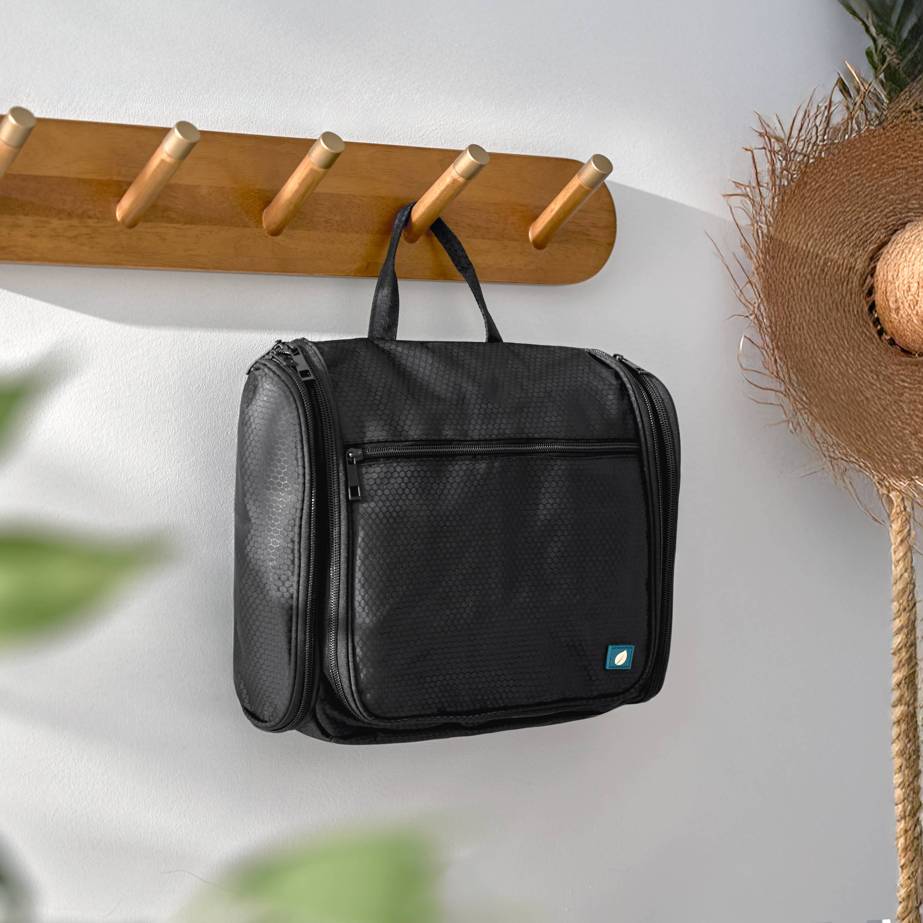 Pavilia Classic Hanging Toiletry Bag: Black