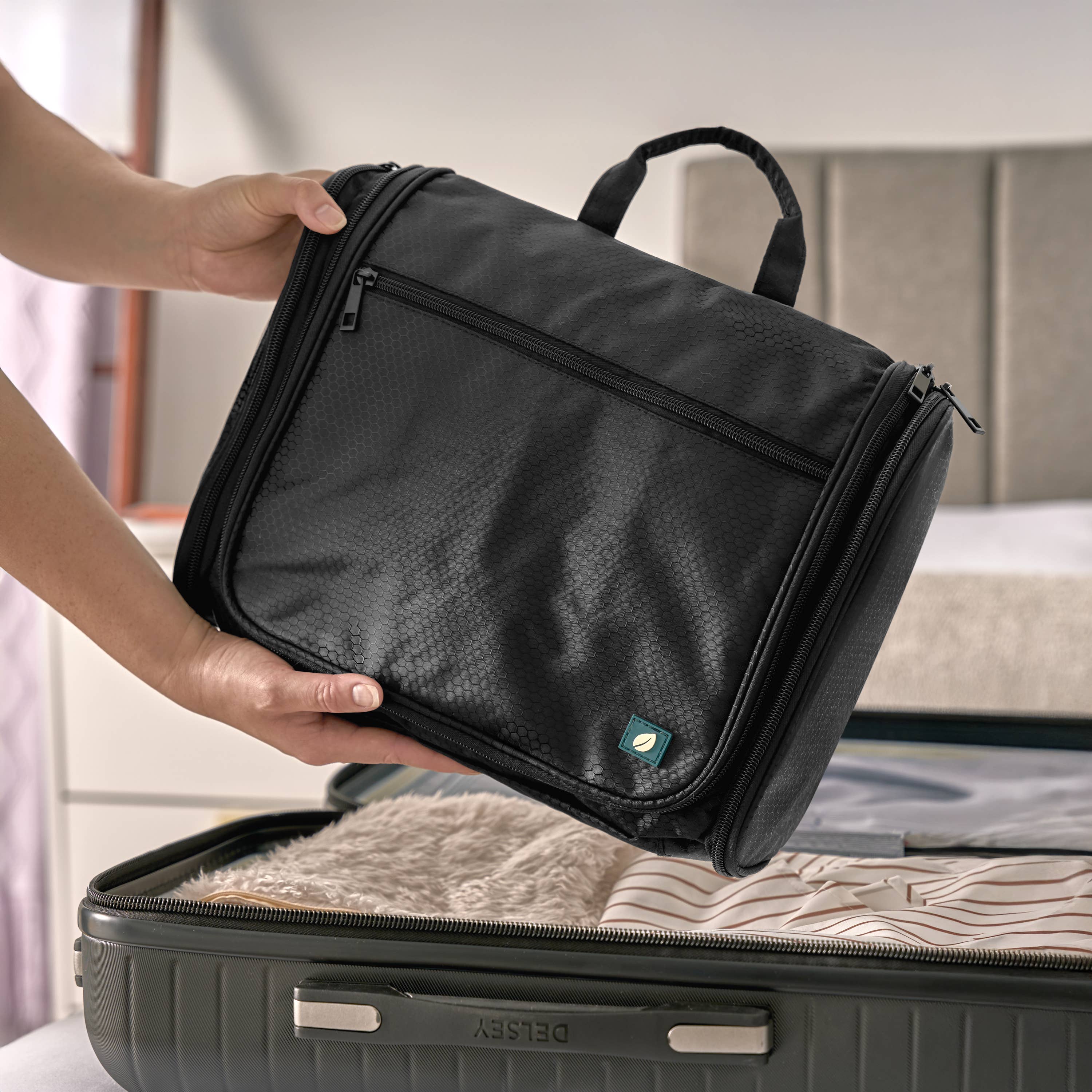 Pavilia Classic Hanging Toiletry Bag: Black