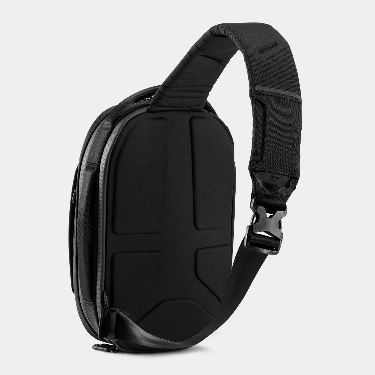NVSL06-BLK-01_NavigatorSling6L_NOMATIC_ECOMM__Black_Back.webp