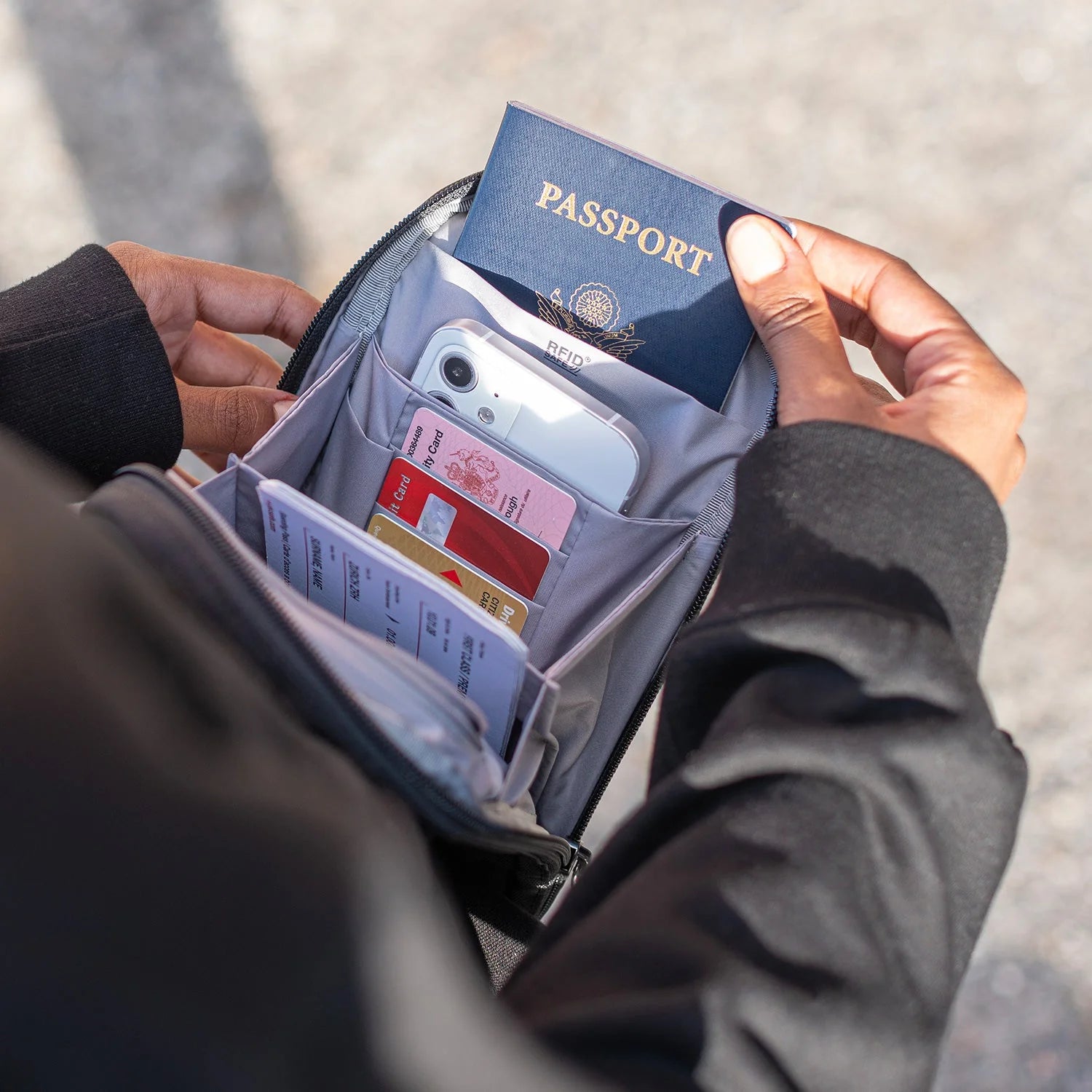 RFIDsafe_TechCrossbody_2000x