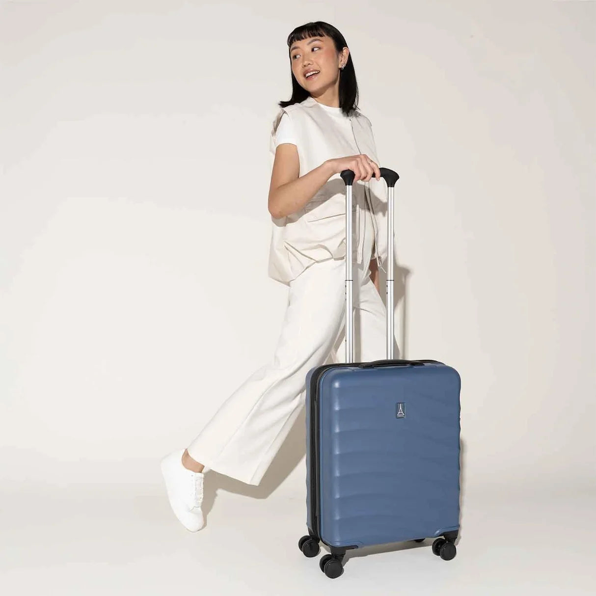 Travelpro Maxlite Air V2 International Carry-On Hardside Spinner - Ensign Blue