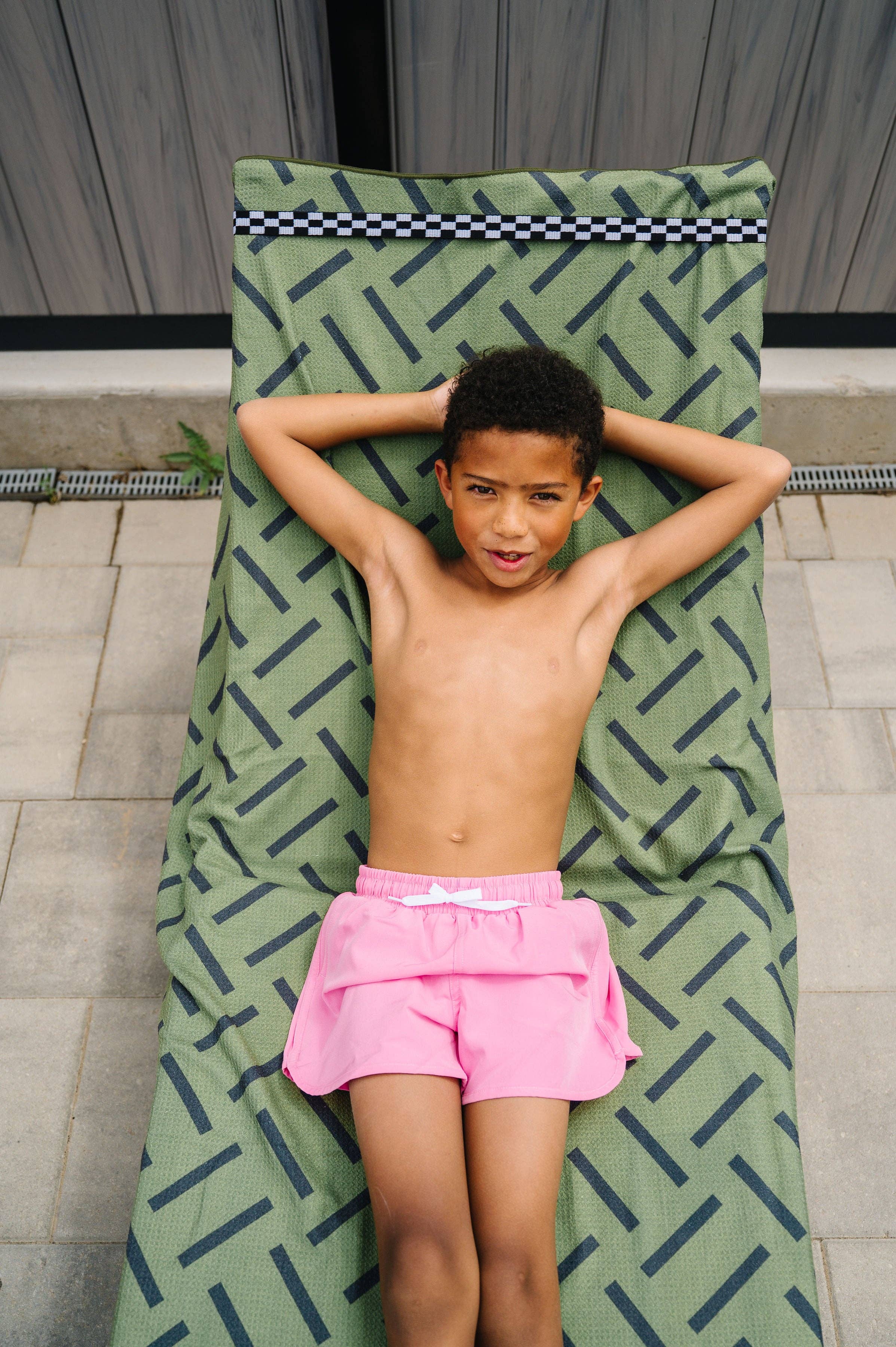 Lounge Chair Pool Towel Band: Checkmate Black