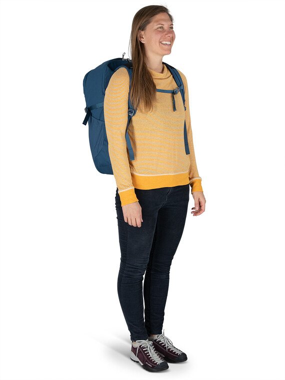 daylitecarryontravelpack44_f21_onbody1_waveblue