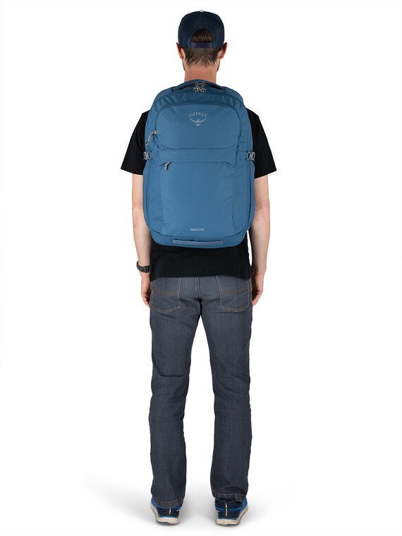 daylitecarryontravelpack44_f21_onbody3_waveblue