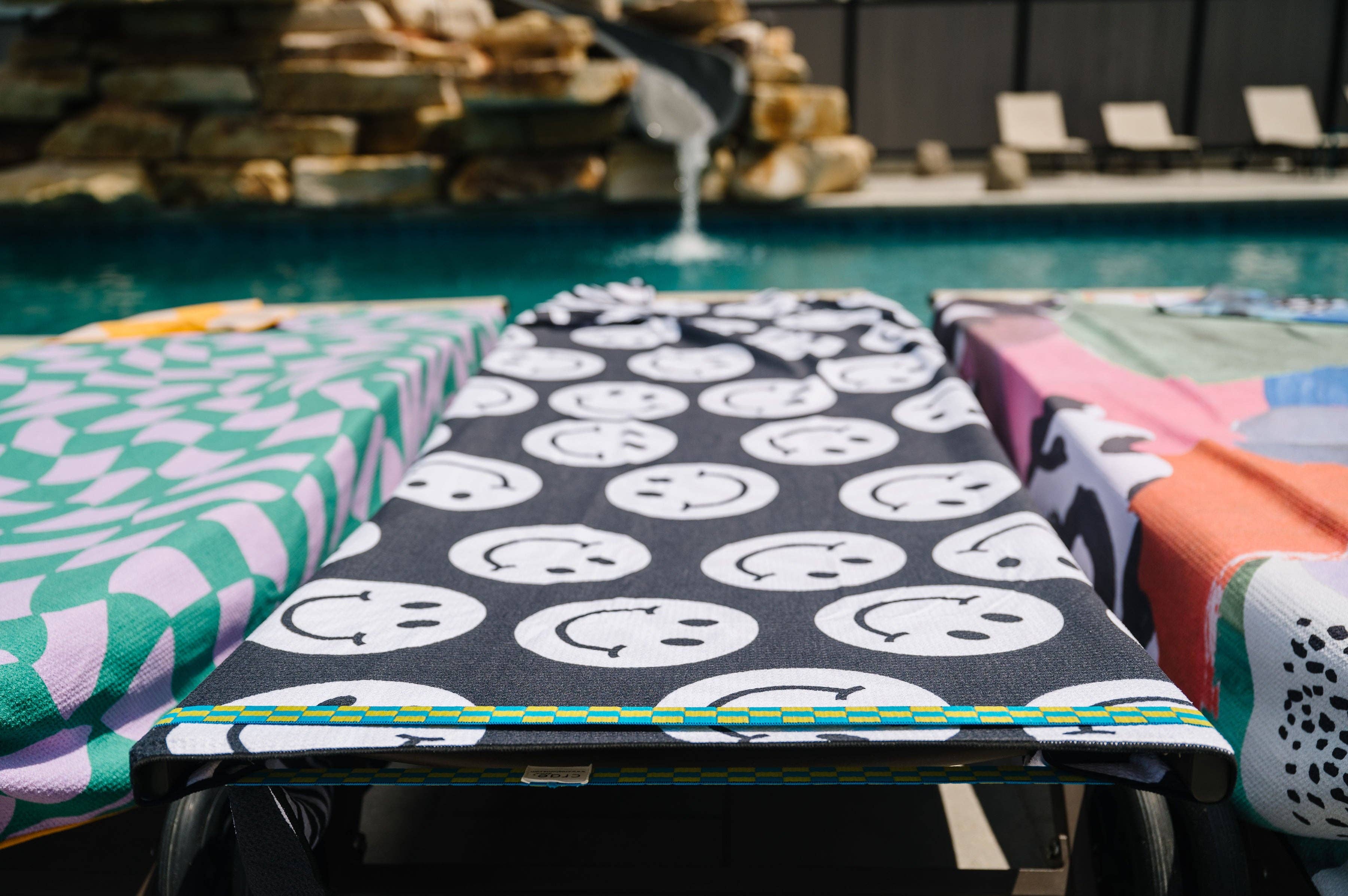Lounge Chair Pool Towel Band: Checkmate Black