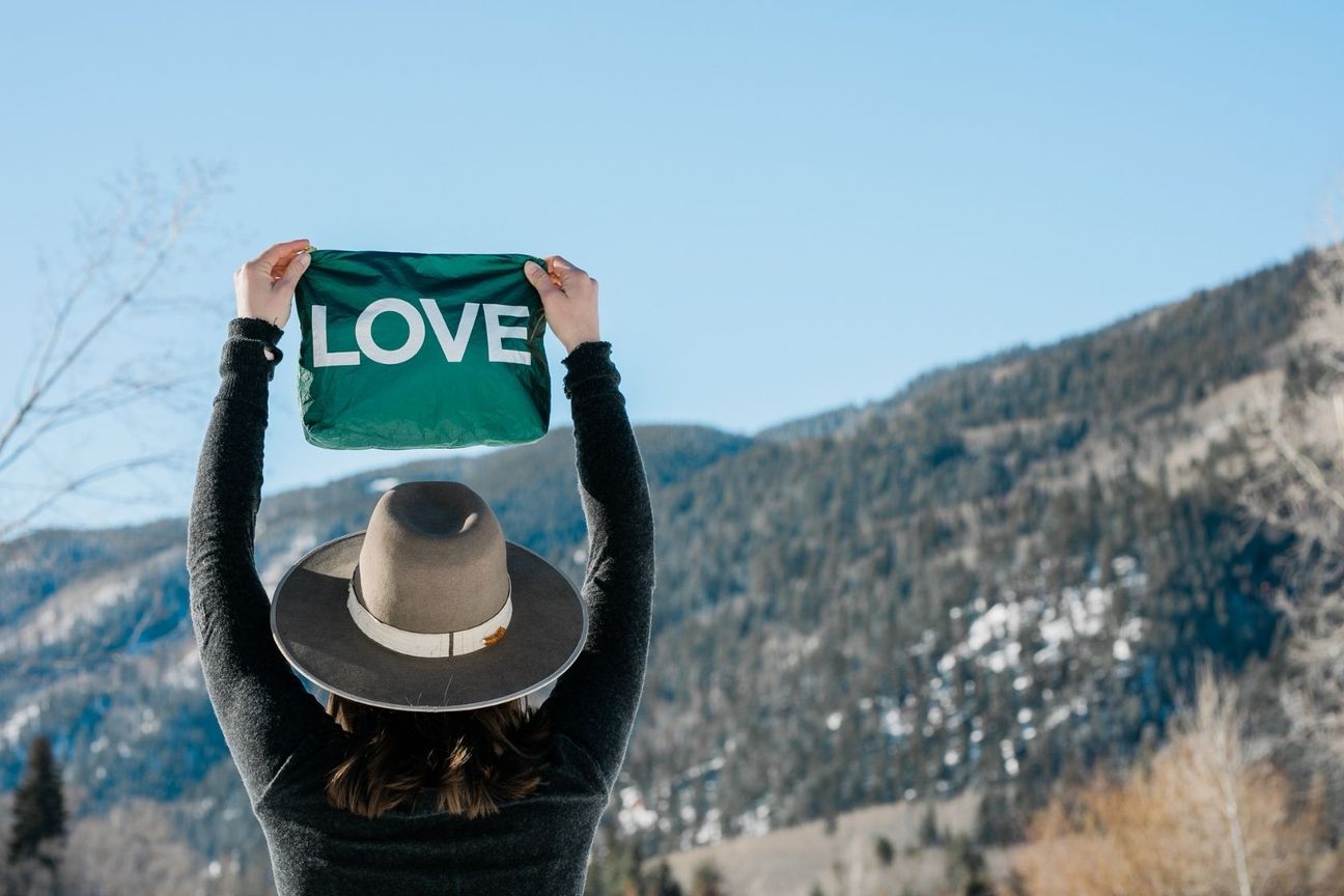 evergreen-travel-pouch-in-aspen_1296x