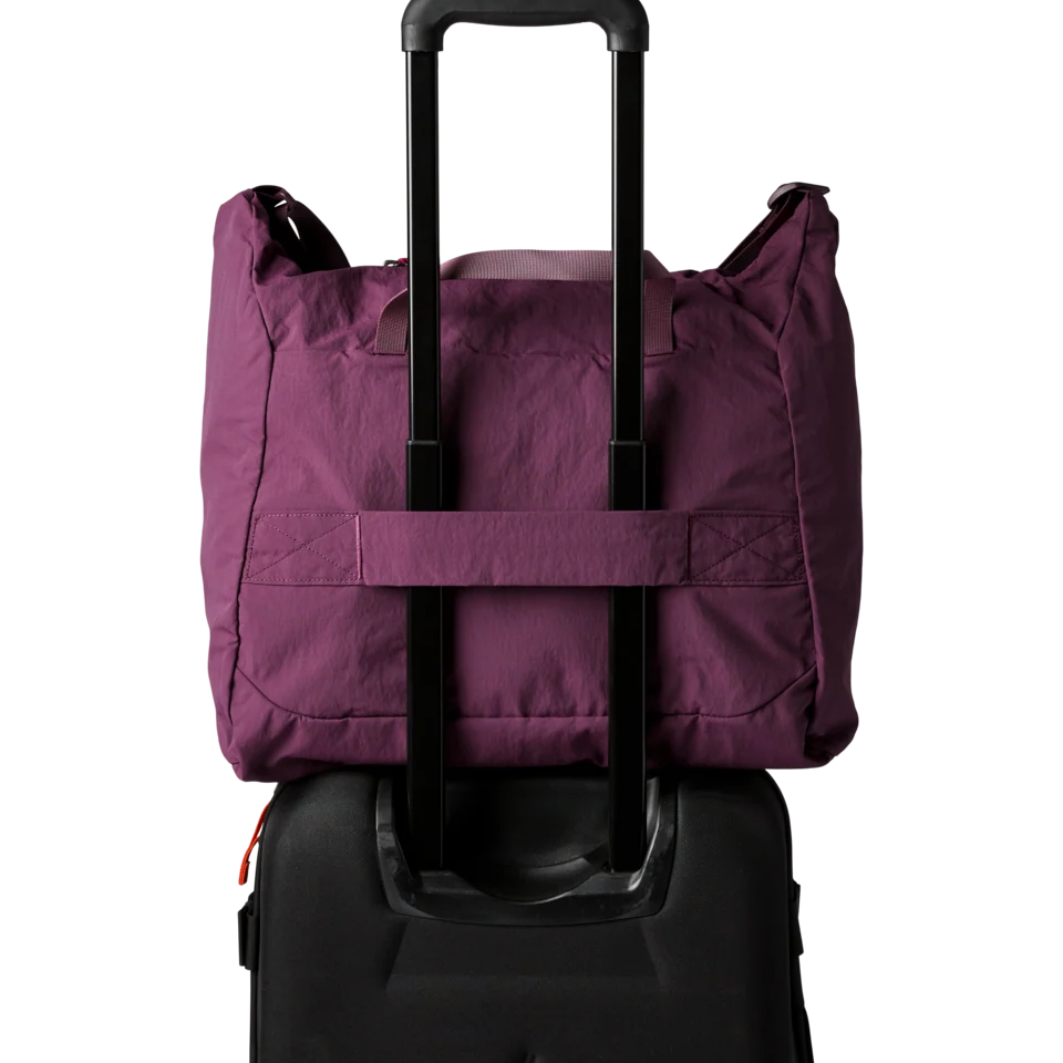 f26-u-empacable-30l-tote-acai-a2-r_1200x_5cd8b55d-7d42-4696-8b6b-6400c02c6838.webp